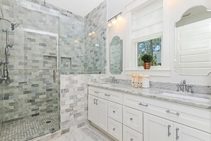 Combined shower/bathtub, hair dryer, towels - Private Pool And Gulf Views- Sugar Magnolia By Royal Destinations (Santa Rosa Beach)