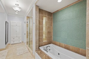 Ensemble baignoire-douche, séchoir à cheveux, serviettes fournies