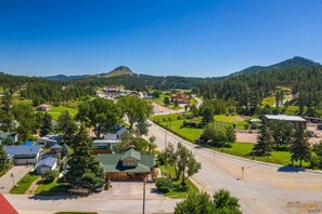 Aerial view - Mountain Peaks Inn, GREEN MOUNTAIN SUITE, Downtown Hill City (Hill City)