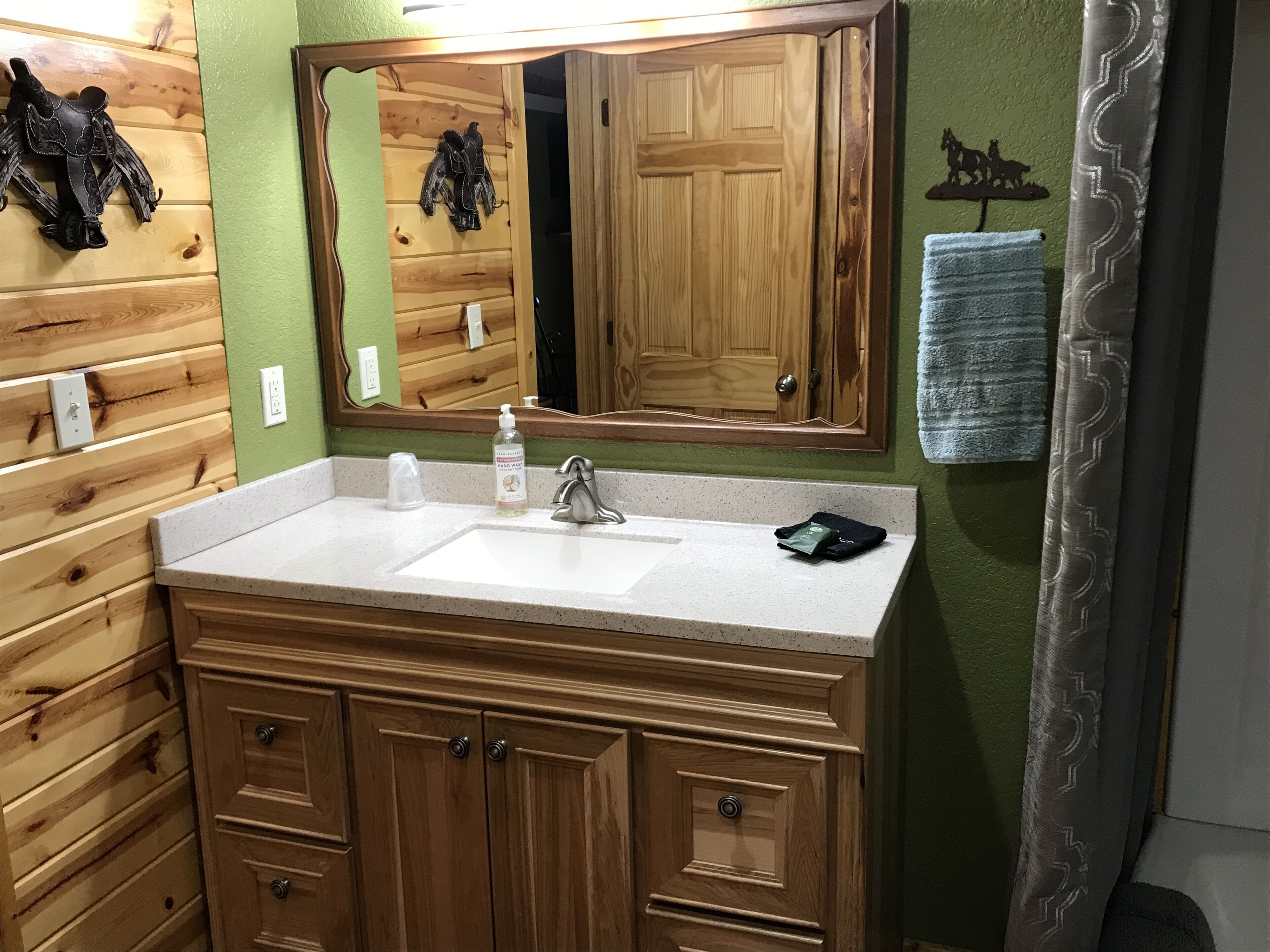 淋浴/盆浴组合、吹风机、毛巾、肥皂