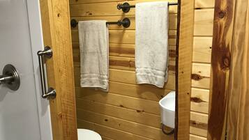 Ensemble douche/baignoire, sĂšche-cheveux, serviettes fournies, savon