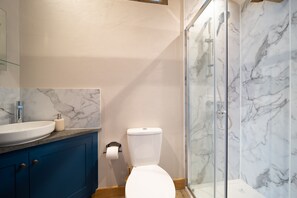 Shower, hair dryer, towels - Charming countryside cottage for couples with private hot tub and communal games room. (Barnstaple)