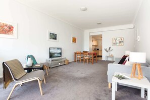 TV, offices - Chic Unit with Rooftop Terrace near Sights & Shops (Pyrmont)