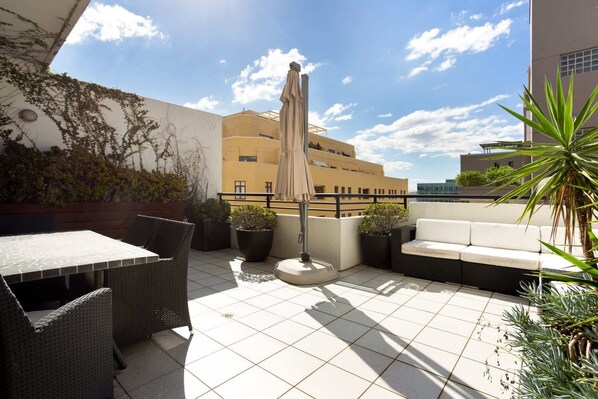 Outdoor dining - Chic Unit with Rooftop Terrace near Sights & Shops (Pyrmont)