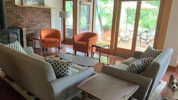 Smart-TV, Bücher, Stereoanlage