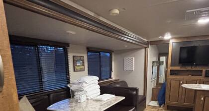 Elm Grove Camper- Less than 3 miles from Round Top proper