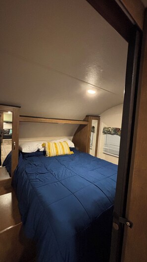 1 bedroom, bed sheets - Elm Grove Camper- Less than 3 miles from Round Top proper (Round Top)