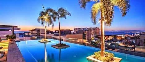 Una piscina in terrazza, una piscina riscaldata