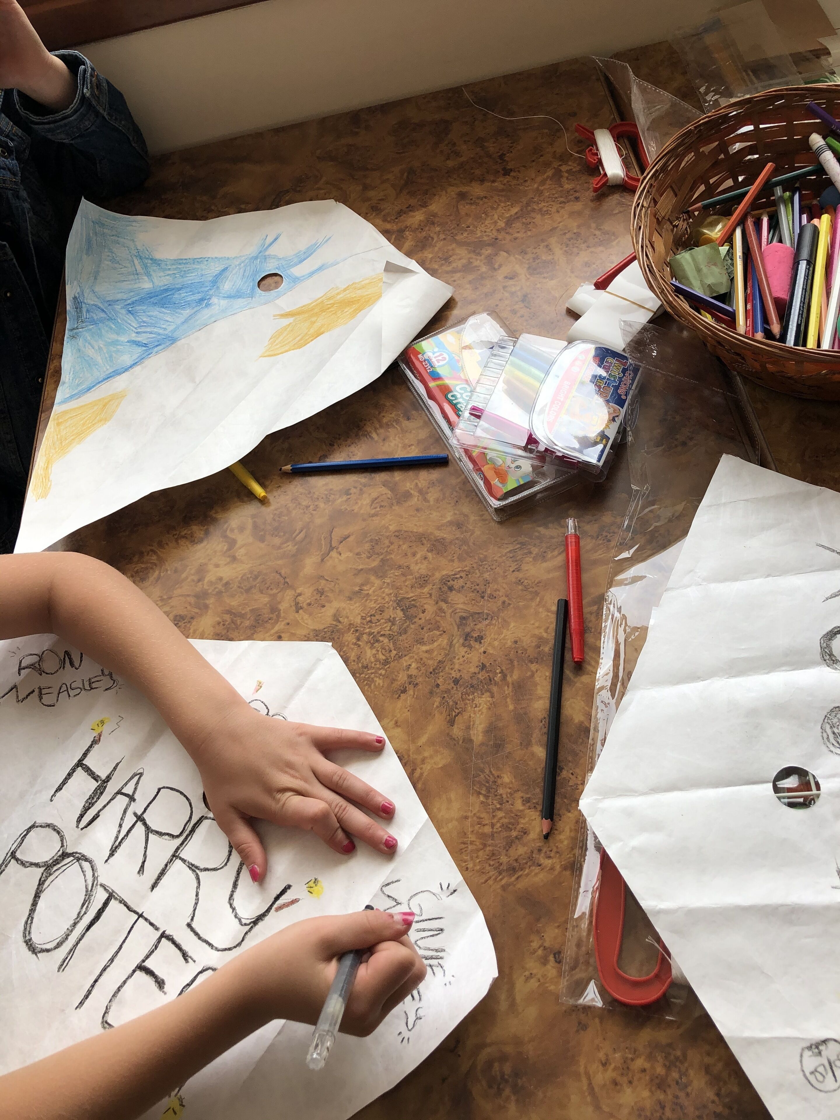 Une table sur laquelle se trouvent divers matériels d’art, notamment des crayons de couleur, des feutres et du papier.