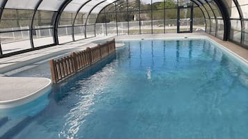 Piscina coperta, lettini