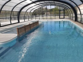 Una piscina al aire libre de temporada, camas de piscina gratis