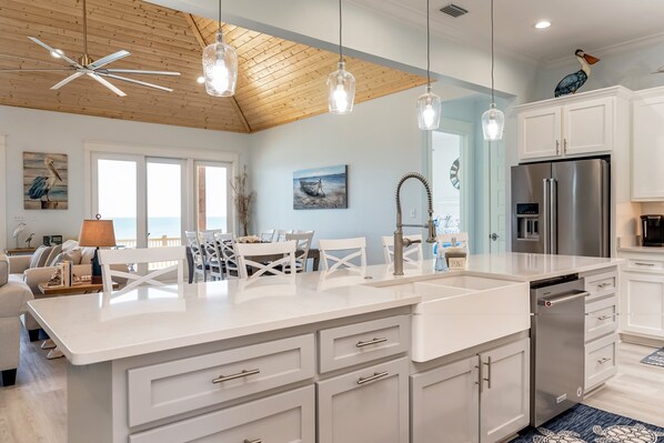 Fridge, microwave, oven, stovetop - Coral Sands | sand is better than snow. Xmas at the beach (Dauphin Island)