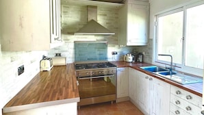 Private kitchen - Villa - Sleeps 4 - Jacuzzi - Garden - Pet Friendly (Granadilla de Abona)
