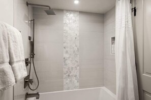 Bathtub, hair dryer, heated floors, towels - Fully Renovated Aspen Core 2/2 w A/C on River! (Aspen)