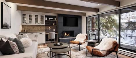 Smart TV, chimenea, libros, servicios de streaming