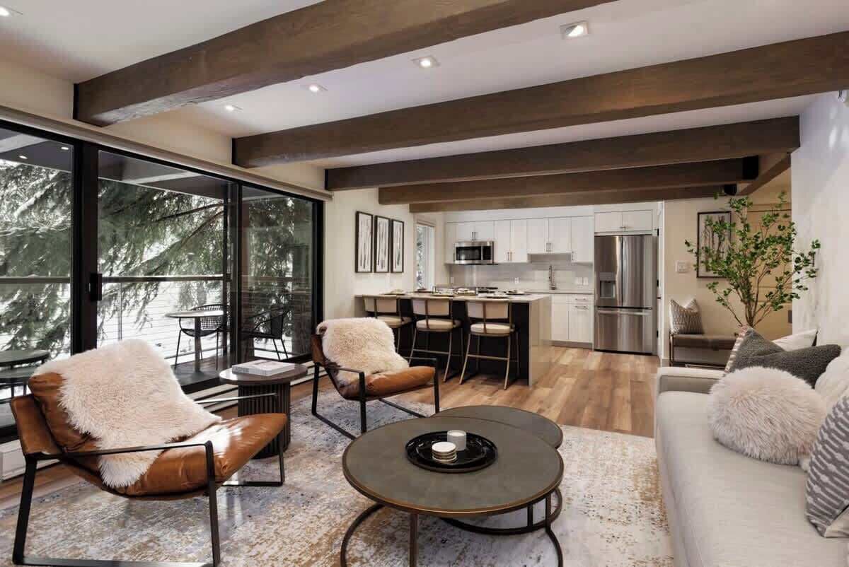 Smart-TV, Kamin, Bücher, Streaming-Dienste