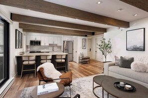 Smart-tv, een open haard, boeken en streamingdiensten