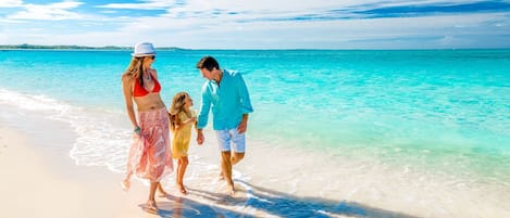 Una playa cerca, sillas reclinables de playa, toallas de playa