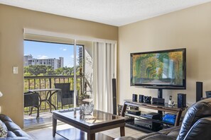 تلفزيون ذكي، ألعاب فيديو، مشغل دي في دي، شاشة كمبيوتر