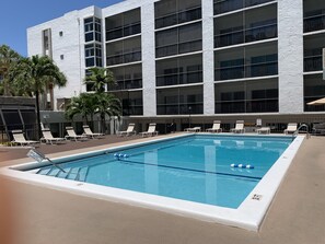 Una piscina al aire libre, una piscina climatizada
