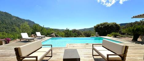 Lämmitetty uima-allas