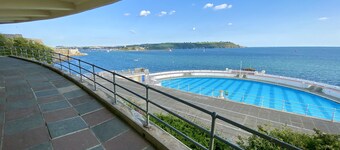 Hoe Park House | Sleeps 10 | Historic, Central | Near Dining, Bars & Seafront