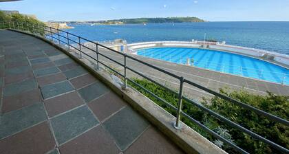 Hoe Park House | Sleeps 10 | Historic, Central | Near Dining, Bars & Seafront