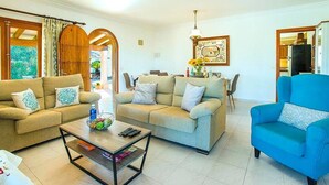 A living room with two sofas, a coffee table, and a blue armchair. - Villa Geranios, country house a few minutes driving from Pollensa (Pollença)