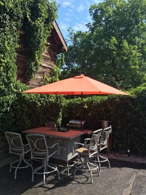 Outdoor dining - DaVel DeLuxe Relaxation (Orillia)