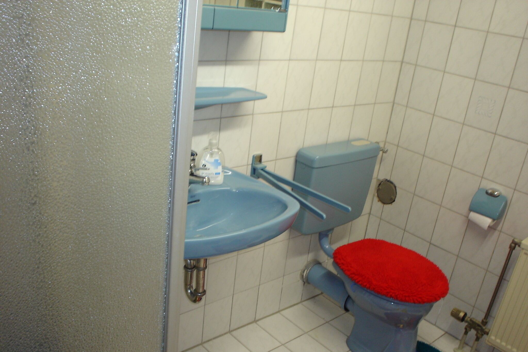 Combined shower/bathtub, hair dryer, towels, soap