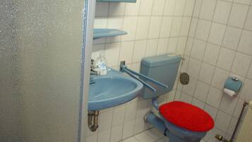 Suihkun ja ammeen yhdistelmä, hiustenkuivaaja, pyyhkeet, saippua