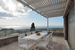 Superior-Villa, Mehrere Schlafzimmer, eigener Pool, Meerblick | Terrasse/Patio