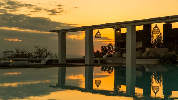A pool with a sunset view, a pergola, and hanging lanterns. - Villa Tzikides Aegina (Aegina)