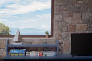 Vila superior, vários quartos, piscina particular, vista para o mar | Área de estar | Smart TV, lareira, Netflix, mesa de pingue-pongue