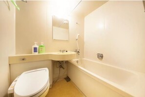 Un baño pequeño con inodoro, lavamanos y bañera.