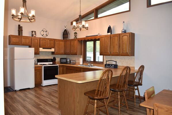 Jääkaappi, mikroaaltouuni, uuni, liesi