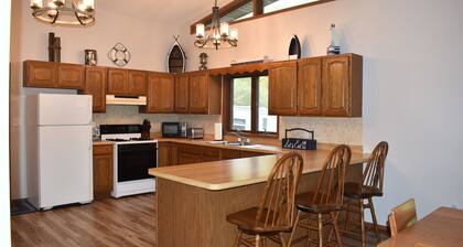 Cabin in the Bluff, Only Minutes from the Mississippi River!