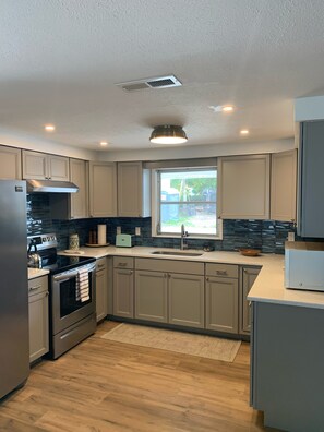 Kühlschrank, Mikrowelle, Ofen, Herdplatte