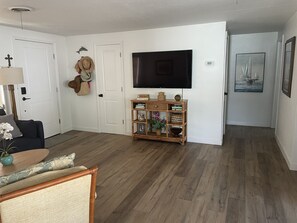 Smart TV, books - Canal front home on Longboat Key -Just Steps to the Beach (Longboat Key)