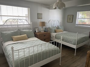 2 bedrooms, desk, free WiFi, bed sheets - Canal front home on Longboat Key -Just Steps to the Beach (Longboat Key)