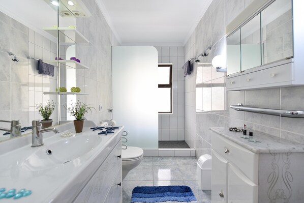 A modern bathroom with a large bathtub, a toilet, and a shower area. - Bungalow Sun Club OS55 by VillaGranCanaria (Playa del Ingles)