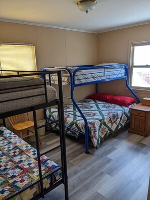 2 bedrooms, iron/ironing board, free WiFi, bed sheets - Sportsman's Country Lodge: The Fish House (Webster)