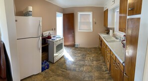 Fridge, microwave, oven, stovetop - Sportsman's Country Lodge: The Fish House (Webster)