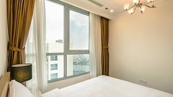 2 bedrooms, in-room safe, desk, iron/ironing board