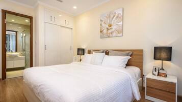 2 bedrooms, in-room safe, desk, iron/ironing board