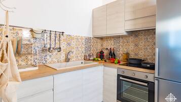 Deluxe Villa, 2 Bedrooms, Sea View, Oceanfront | Dapur peribadi | Peti sejuk/penyejuk beku saiz penuh, ketuhar, dapur