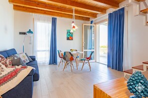 Deluxe-Villa, 2 Schlafzimmer, Meerblick, Meerseite | Wohnbereich | 37-Zoll-LCD-Fernseher mit Kabelempfang, Fernseher