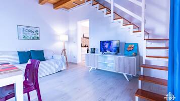 Comfort Villa, 2 Bedrooms, Sea View, Beachfront | Ruang tamu | 37 inci televisyen LCD dengan kabel, TV