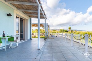 Outdoor dining - Beach Front Villas (Noto)