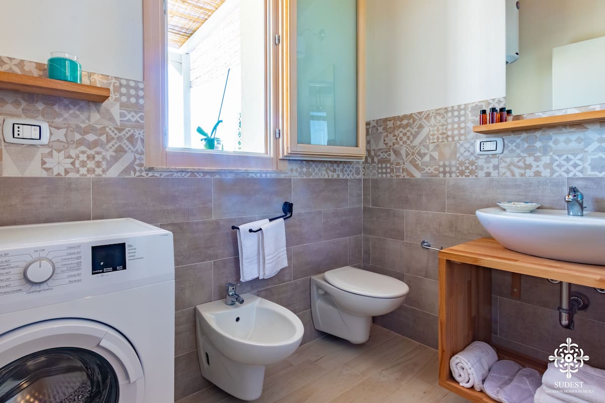 Vila Deluks, 2 kamar tidur, pemandangan laut, tepi laut | Kamar mandi | Shower, pancuran hujan, perlengkapan mandi gratis, dan pengering rambut